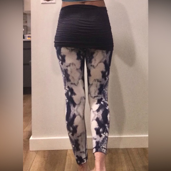 RARE LULULEMON LEGGINGS SIZE 4 - Picture 4 of 4